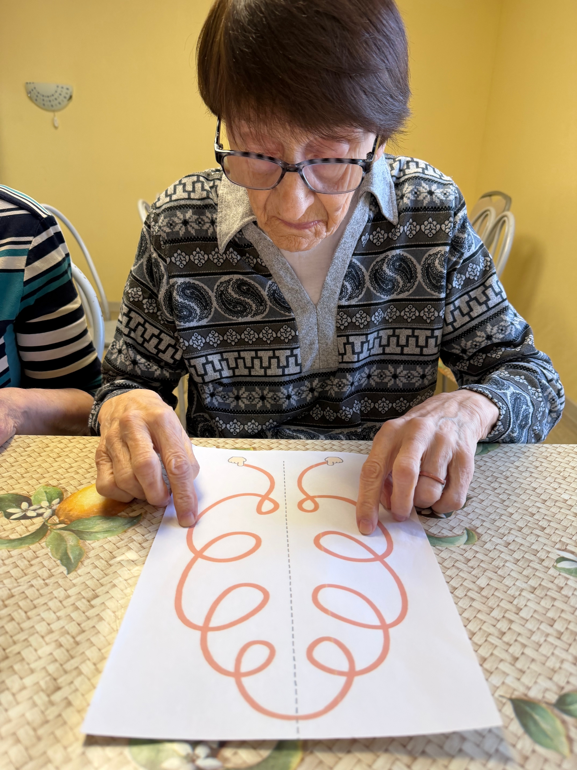 Пальчиковая гимнастика и нейроигры: простой способ сохранить качество жизни дольше! Это не просто развлечение, а доступный "тренажер" для мо…