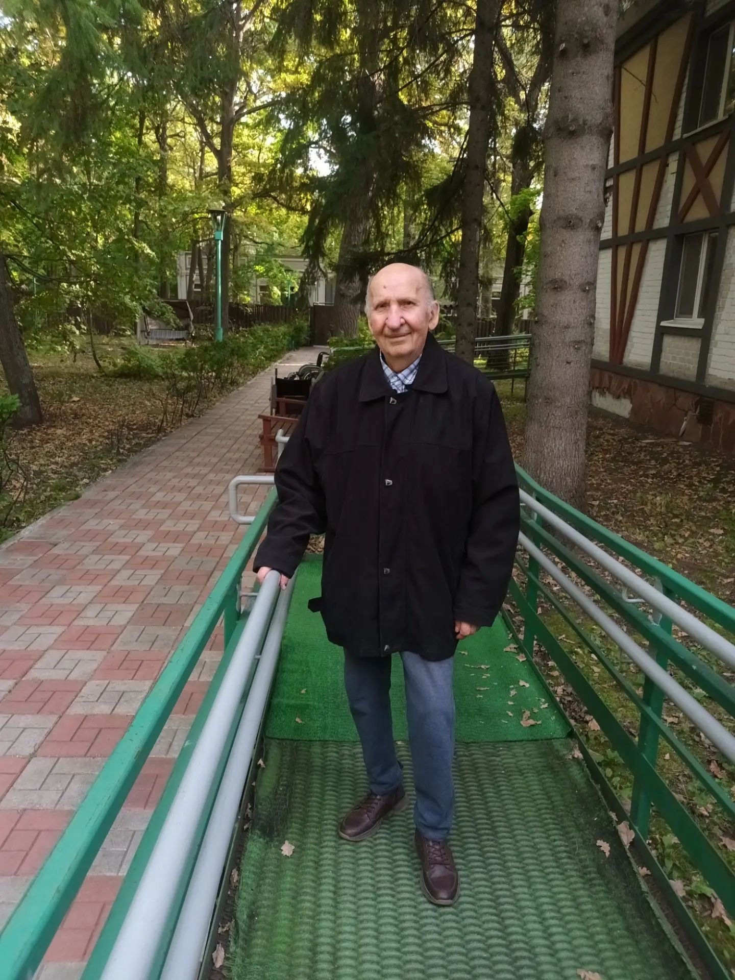 В нашем пансионате прогулки являются обязательной частью ежедневного распорядка. Естественная двигательная активность на свежем воздухе комп…