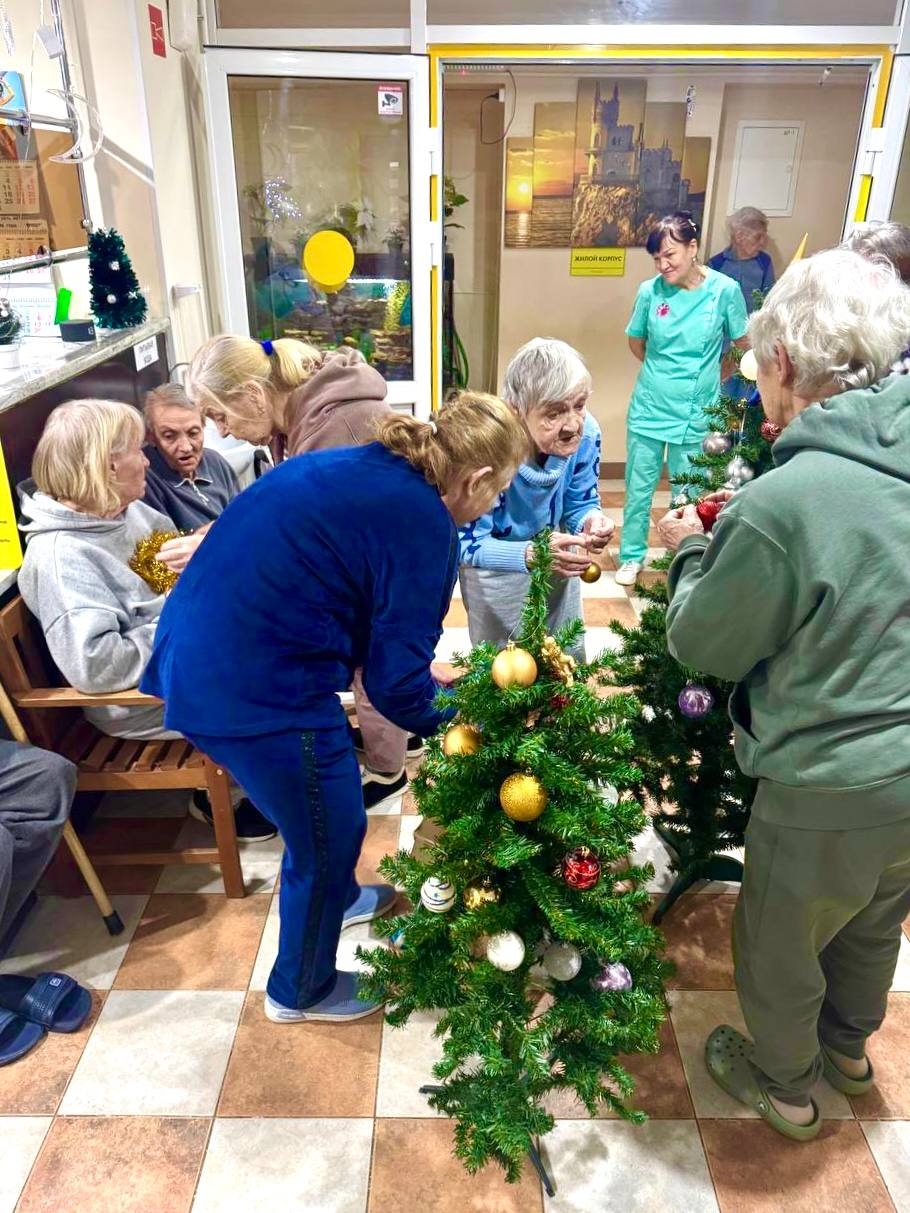 Вот оно, самое волшебное время года — когда даже взрослые становятся немного детьми. В этом году наряжать наши елки мы решили всем миром — в…